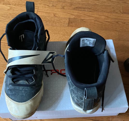 Black Men's Trout Molded Cleats Low Top