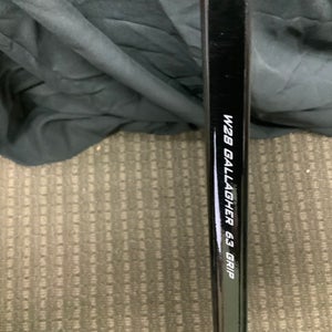 New intermediate Right Handed Warrior Alpha DX Team Hockey Stick W28 63 grip