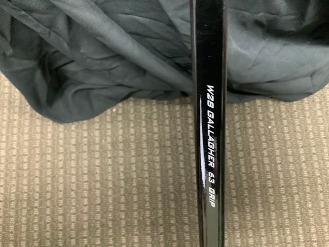 New Senior Right Handed Warrior Alpha DX Team Hockey Stick W28 63 grip
