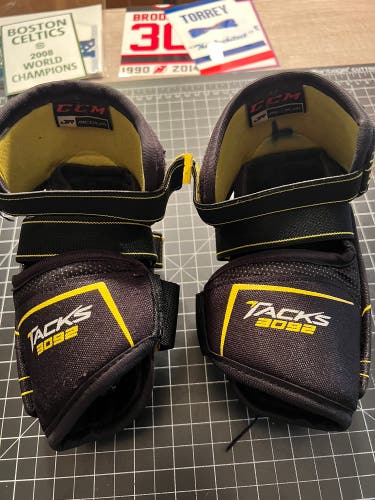 CCM Tacks 3092 Junior Medium Elbow Pads Like New