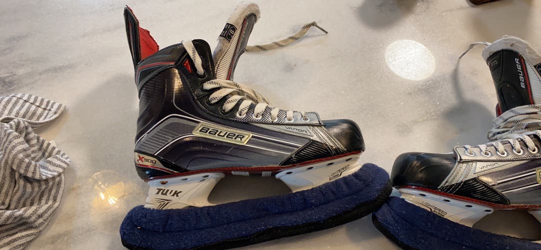 Senior Bauer Regular Width  Size 9.5 Vapor X900 Hockey Skates