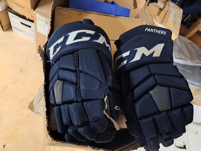 Panthers CCM HGTK Gloves 14" Pro Stock w/team socks