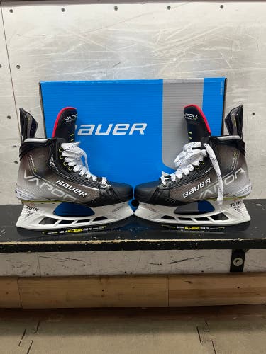 New Bauer Regular Width  Size 8 Vapor Hyperlite Hockey Skates