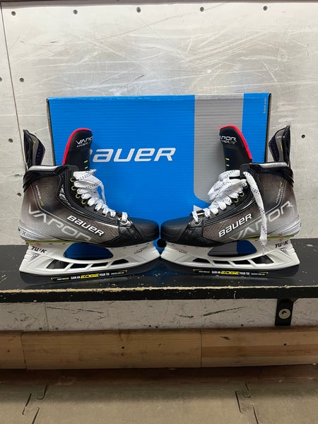 New Bauer Regular Width Size 8 Vapor Hyperlite Hockey Skates