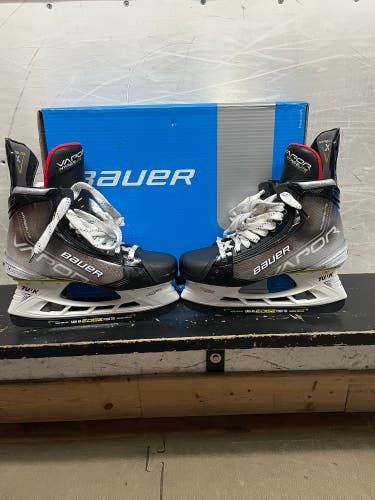 New Bauer Regular Width  Size 10 Vapor Hyperlite Hockey Skates