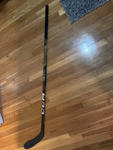 Junior Right Handed P28  Super Tacks AS-V PRO Hockey Stick