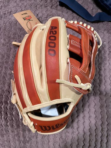 New Right Hand Throw 11.5" A2000 Baseball Glove