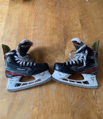 Junior Bauer Regular Width  Size 4.5 Vapor X2.9 Hockey Skates