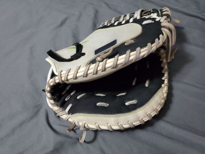 Easton Synergy Elite FP CM 33 inch Easton Synergy Elite SYEFP2000 Fastpitch Catcher's Mitt