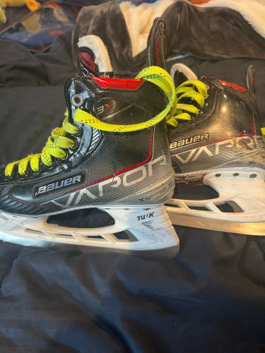Used Bauer Regular Width Size 5 Vapor 3X Hockey Skates