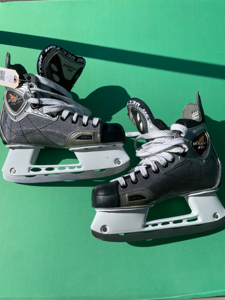 CCM Vector Pro Hockey Skates D&R (Regular) 4.5