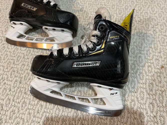 Used Bauer Supreme Ignite Youth 10.5 EE Hockey Skates