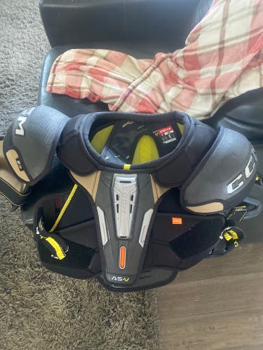 Senior Large CCM  Tacks AS-V Pro Shoulder Pads