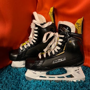 Intermediate Bauer Supreme S29 Hockey Skates Regular Width Size 5.5