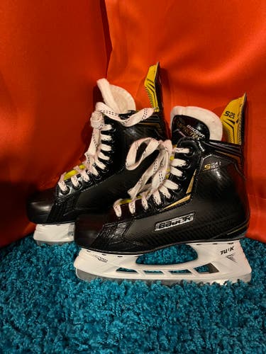 Intermediate Bauer Supreme S29 Hockey Skates Regular Width Size 5.5