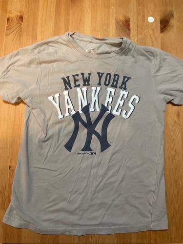 used NY yankees youth medium t -shirt