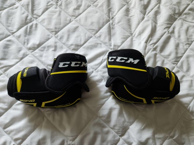 Used Medium CCM Tacks 9040 Elbow Pads