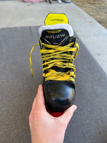 Youth Used Bauer Supreme 3S Pro Hockey Skates Regular Width Size 12.5