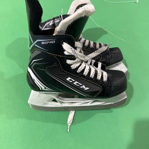Junior Used CCM 9040 Hockey Skates D&R (Regular) 1.0