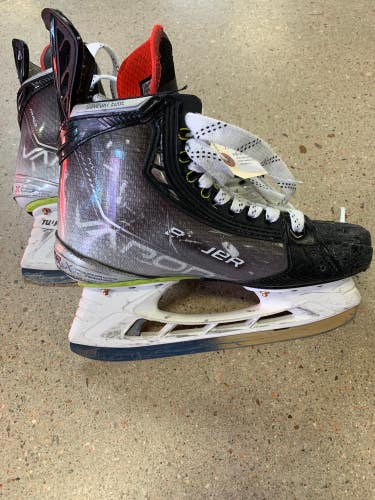 Junior Used Bauer Vapor Hyperlite Hockey Skates 5.5