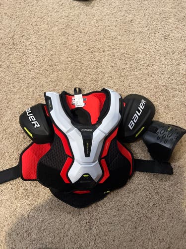 New Medium Bauer  Vapor Hyperlite Shoulder Pads