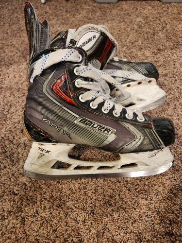 Junior Used Bauer Vapor X90 Hockey Skates Regular Width Size 5.5