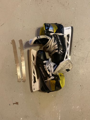 Junior Used Bauer Supreme 3s Hockey Goalie Skates Regular Width Size 6 with extra blades