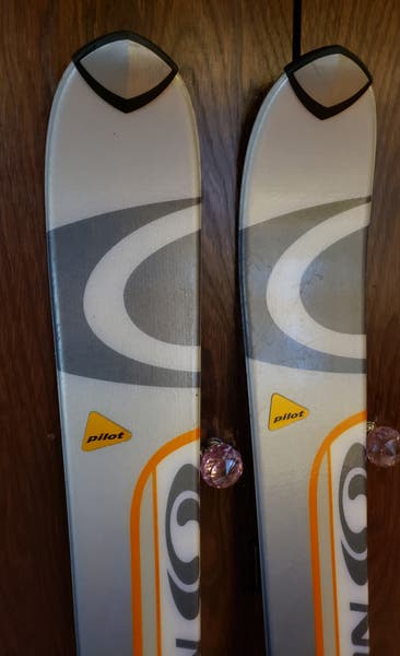 WOMENS 150cm Skis Salomon Pilot Verse 8W with S710 Bindings *USED