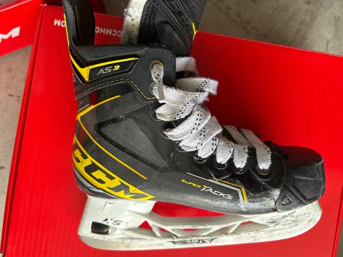 Used Junior CCM Super Tacks AS3 Hockey Skates Regular Width Size 4.5