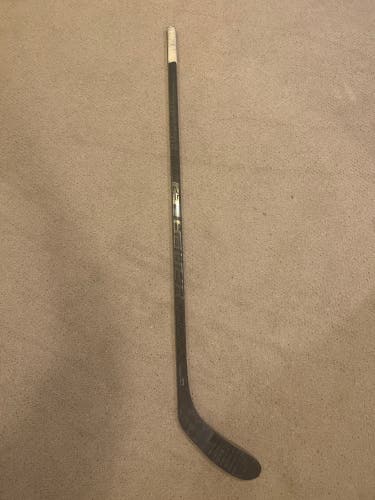 Senior Right Handed P28 Supreme 2S Pro Hockey Stick