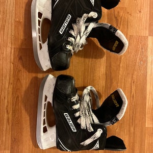 Youth Used Bauer Supreme 140 Hockey Skates Regular Width Size 10