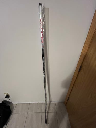 New Right Handed P92  Vapor Hyperlite Hockey Stick
