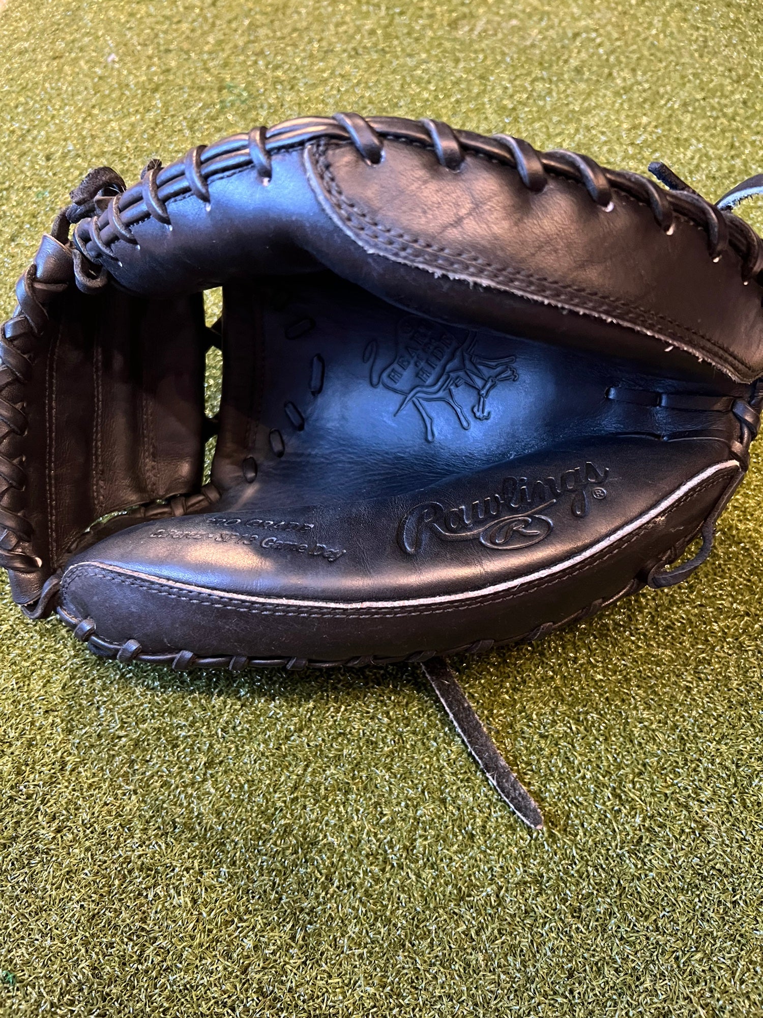 What Pros Wear: Salvador Perez' Rawlings Heart of the Hide Catcher's Mitt -  What Pros Wear