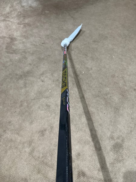 P29 75 Flex Senior Right Handed Super Tacks AS-V PRO Hockey Stick