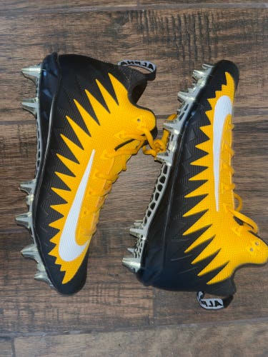 Unisex Molded Cleats Mid Top Alpha Menace Pro