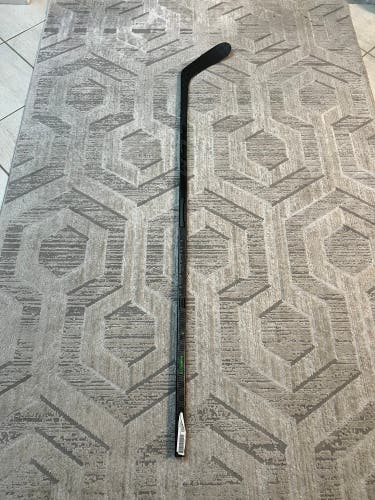 NEW Senior Right Handed P28  Trigger 6 Pro Hockey Stick