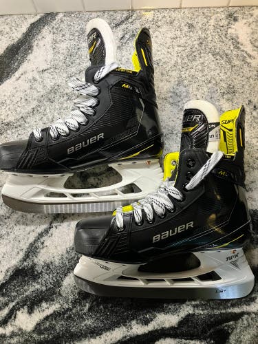 New Bauer  Size 5 Supreme M4 Hockey Skates