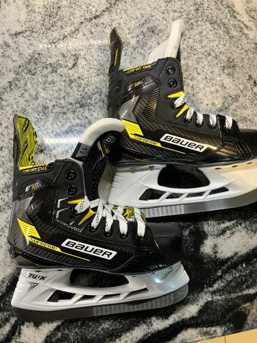 New Bauer Regular Width  Size 1.5 Supreme M4 Hockey Skates