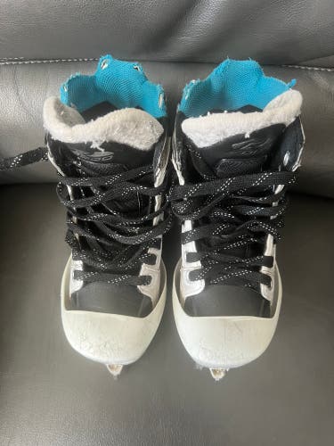 Used Bauer Regular Width Size 2 Supreme 2000 Hockey Skates