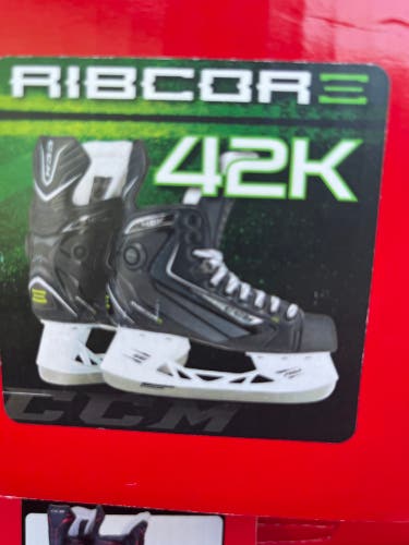 New CCM Regular Width Size 5 Ribcore 42k Hockey Skates