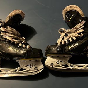 Intermediate CCM Size 6 Tacks Hockey Skates
