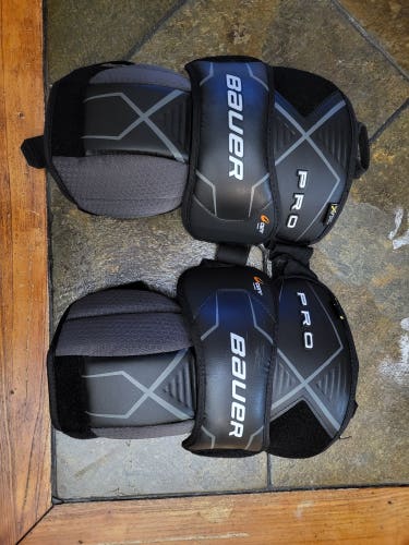 Used Bauer pro knee pads Int.