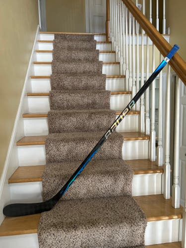 Junior Right Handed P28 Nexus Sync Hockey Stick
