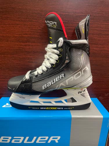 Senior New Bauer Vapor Hyperlite Hockey Skates Size 9 Fit 3