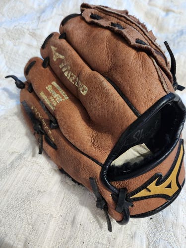 Mizuno Right Hand Throw Prospect Baseball Glove 10" Ready for your slugger. 4-6 year olds