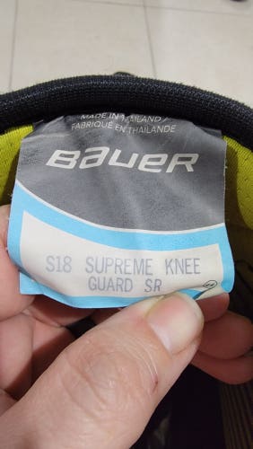 Used Bauer Supreme S18 knee gaurds