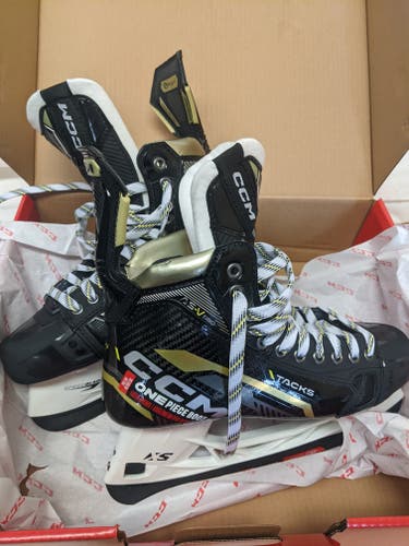 Senior New CCM Tacks ASV Pro Hockey Skates Regular Width Size 9.5