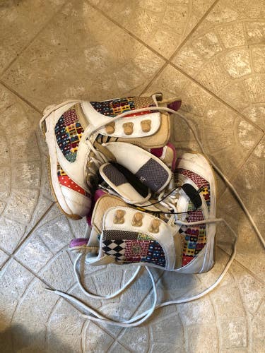 Used Women’s 6.5 Burton Sapphire Snowboard Boots