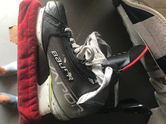 Senior Used Bauer Vapor Hyperlite Hockey Skates Regular Width Size 8