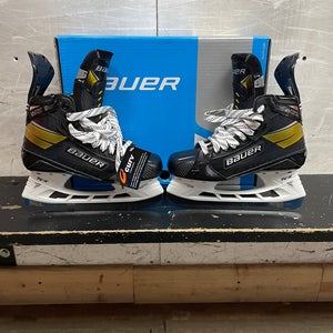 New Bauer Regular Width  Size 6.5 Supreme UltraSonic Hockey Skates